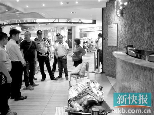 昨日，劉姐的行為引來眾人圍觀，警方再次到場進(jìn)行調(diào)解。