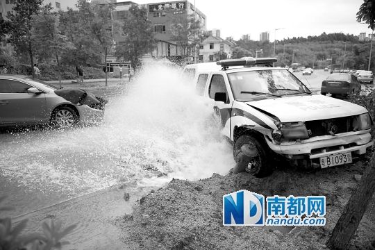 昨日，龍華金龍路，男子開走警車，后撞上消防栓停下，警車車頭受損。