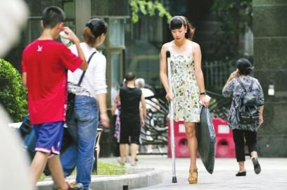 7月11日，阿依穿著高跟鞋在小區(qū)拿快遞。