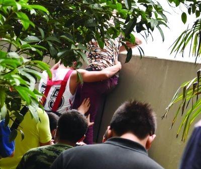 2小時后，該包工頭終于被抱下來了。
