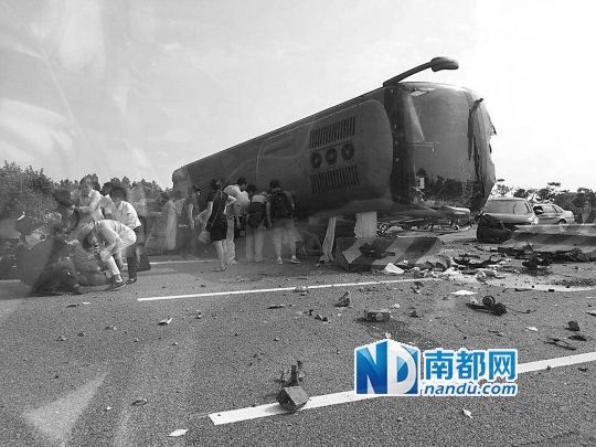 現(xiàn)場大客車側翻，玻璃碎落一地，車身卡在路邊水泥護欄上。 目擊者供圖