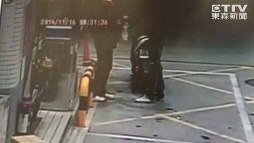 監(jiān)視器拍下男子騎車到加油站買由。圖自東森新聞