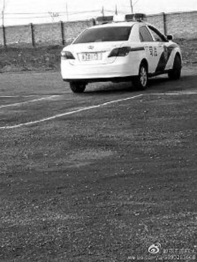 一輛車(chē)牌號(hào) 為“ 陜DD173”的制式警車(chē)停在一個(gè)劃著白線(xiàn)的場(chǎng)地上，車(chē)身標(biāo)有“司法”字樣