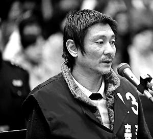 庭審時，鄭東稱自己想隨女兒一起去，請求法院判他死刑立即執(zhí)行
