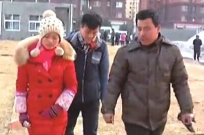 “失蹤”后又回家的越南新娘小吳(左)和家人到警方報案。視頻截圖