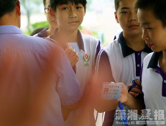 5月26日，岳陽(yáng)縣第八中學(xué)，學(xué)生出校門(mén)時(shí)出示通行證