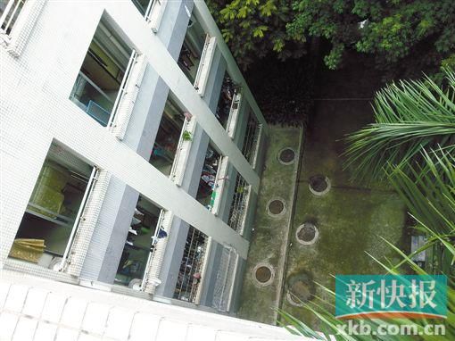 據(jù)目擊者稱,當(dāng)時墜樓者躺在右排中、下兩個井蓋中間附近。