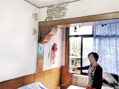 公式家里的墻壁被水浸得露出了磚塊面 公式家里的墻壁被水浸得露出了磚塊面