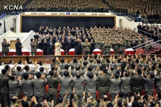朝中社報道，朝鮮最高領(lǐng)導(dǎo)人金正恩10月29日攜夫人李雪主出席并觀看了紀(jì)念金日成軍事綜合大學(xué)建校60周年牡丹峰樂團演出。圖片來源：朝中社