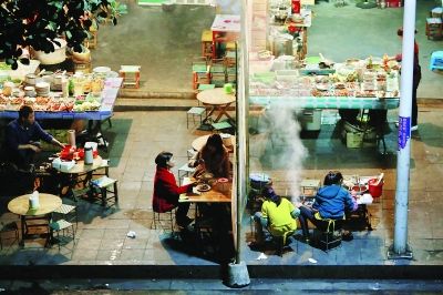 那邦鎮(zhèn)以往熱鬧的夜市，因?yàn)橹芯掃吘车膽?zhàn)亂，而變得冷冷清清 特派記者 賈代騰飛 攝