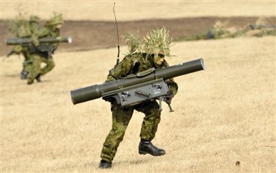 “作戰(zhàn)” 1月13日，日本自衛(wèi)隊一隊員在新年軍演中手持武器，發(fā)動進(jìn)攻。媒體尚未公布1月22日的美日聯(lián)合軍演圖片。