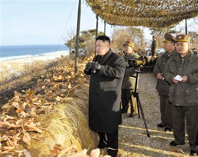 25日，朝鮮最高領(lǐng)導(dǎo)人金正恩指導(dǎo)朝鮮軍隊(duì)進(jìn)行登陸及反登陸訓(xùn)練。