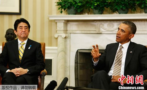 　正在美國(guó)訪(fǎng)問(wèn)的日本首相安倍晉三2月22日在白宮與奧巴馬進(jìn)行首次會(huì)晤。