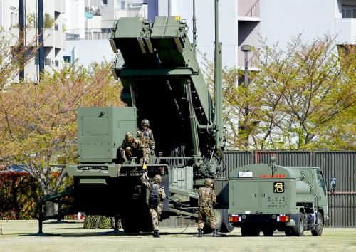9日，日本自衛(wèi)隊為應對朝鮮導彈威脅，在東京防衛(wèi)省總部設置“愛國者3”型導彈發(fā)射裝置。
