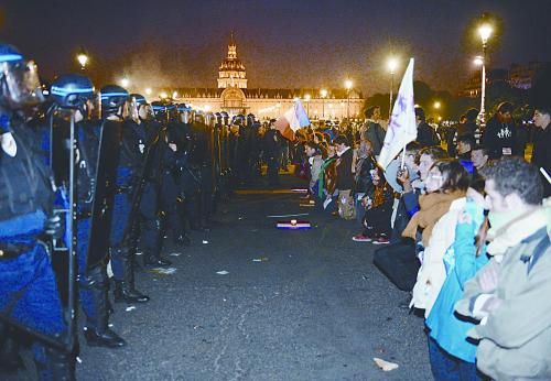 26日，法國反同性戀者與警察形成對峙之勢。