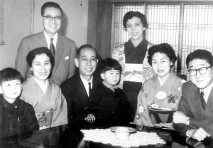 安倍家族推進(jìn)日本修憲半個(gè)多世紀(jì),圖中間為安倍坐在外公岸信介膝上,右一為安倍父親安倍晉太郎,右三為安倍母親安倍洋子。
