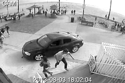 監(jiān)控錄像截屏圖：3日，美國洛杉磯市，一輛汽車沖進威尼斯海灘棧道上的人群。圖/東方IC