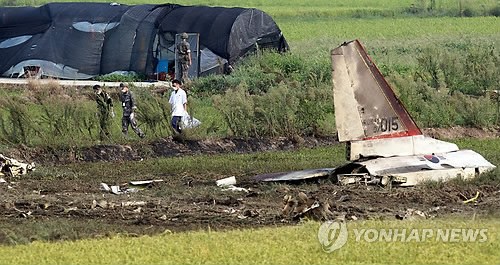 當(dāng)?shù)貢r(shí)間28日下午2時(shí)8分許，韓國(guó)一架空軍教練機(jī)T-50在全羅南道光州市西區(qū)細(xì)荷洞農(nóng)田墜毀。