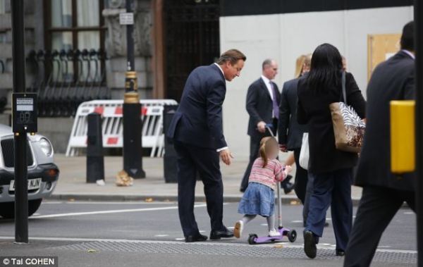 英國首相卡梅倫步行送女兒上幼兒園。