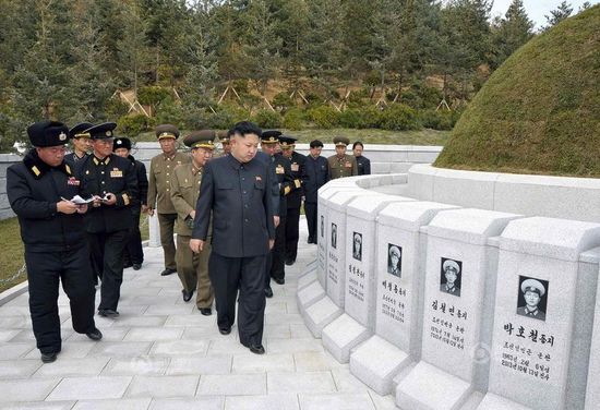 原文配圖：金正恩前往烈士墓拜祭。
