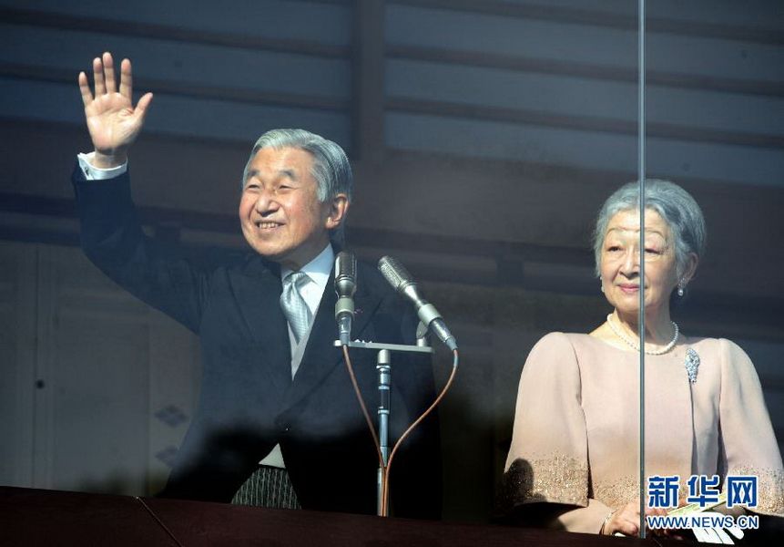 當(dāng)?shù)貢r(shí)間12月23日，在位于日本東京的皇宮，日本明仁天皇向民眾致意。