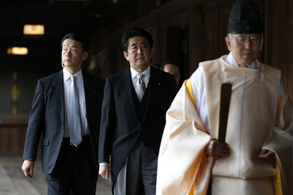 當(dāng)?shù)貢r間2013年12月26日，日本東京，日本首相安倍晉三抵達(dá)靖國神社。