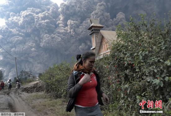 當(dāng)?shù)貢r間2月1日，印尼錫納朋火山持續(xù)噴發(fā)。