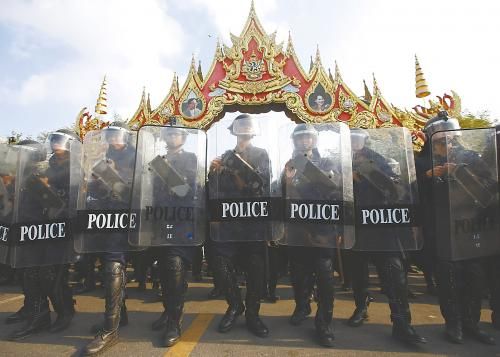 14日在泰國曼谷，政府出動數(shù)千名防暴警察，以奪回政府大樓和其他 泰數(shù)千防暴警察和平清場 被示威者占領(lǐng)的區(qū)域。