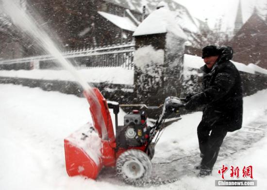 　　2月13日，強大暴風雪系統(tǒng)繼續(xù)襲擊人口稠密的美國東北部地區(qū)。