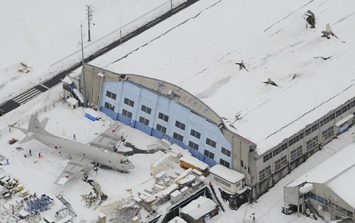 日本自衛(wèi)隊飛機(jī)被大雪壓垮 損失逾50億元人民幣