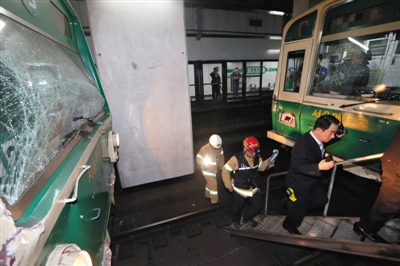 5月2日，韓國(guó)首爾，首爾2號(hào)線地鐵去往蠶室方向的一趟列車在上往十里站撞上了一趟?？吭谡緝?nèi)的列車。