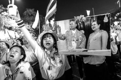5日，泰國巴蜀府海濱度假勝地華欣，數(shù)萬民眾身穿國王的代表色“黃色”T恤，自發(fā)上街，口喊“國王萬歲”的口號。