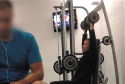 畫(huà)面中能看到健身房還有“其他人”。視頻截圖