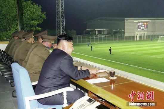 資料圖:今年5月,金正恩觀看體育賽事。