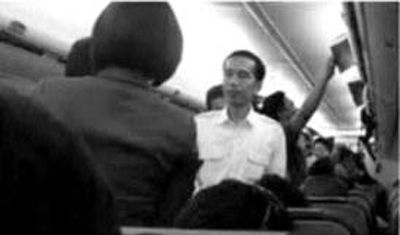 網友拍攝的佐科坐經濟艙 網友拍攝的佐科坐經濟艙