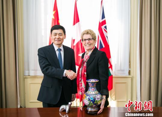 　圖示省長韋恩（右）與薛冰總領事首度官式會晤。　安省/攝