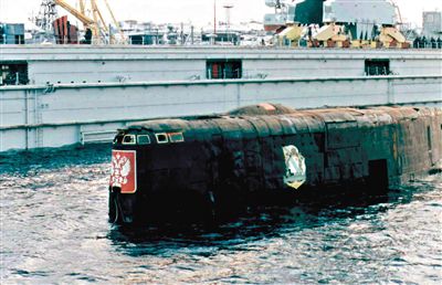 2001年，與失火核潛艇屬于同一級的“庫爾斯克”核潛艇時隔14個月被打撈出海。