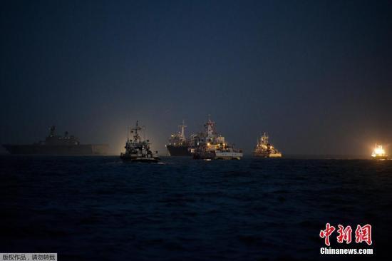 當(dāng)?shù)貢r(shí)間2014年4月24日，搜救人員在全羅南道珍島郡海域24小時(shí)不分晝夜的搜尋沉船事故失蹤者。