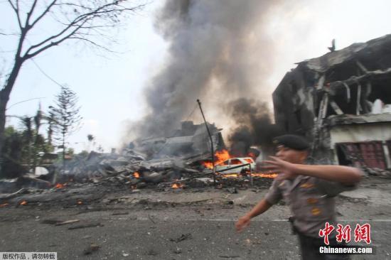 當(dāng)?shù)貢r間6月30日，印尼棉蘭，印尼一架軍用運輸機起飛不久后在居民區(qū)墜毀，機體爆炸燃成火球。