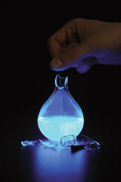 荷蘭藝術(shù)家發(fā)明人血燃料燈，一滴血照亮整間房。圖片來(lái)源：新加坡《聯(lián)合早報(bào)》網(wǎng)站