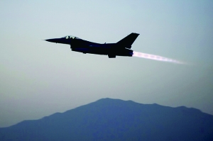 美國(guó)軍方19日證實(shí)，一架美軍F-16戰(zhàn)斗機(jī)上周在阿富汗東部遭到地面火力攻擊，受損嚴(yán)重，不得不拋掉兩個(gè)油箱以及多件武器彈藥才勉強(qiáng)返航。事發(fā)區(qū)域主要受塔利班控制。過去，塔利班武裝組織曾經(jīng)數(shù)次使用小型火力擊落美軍直升機(jī)，但從未擊中能在高空超音速飛行的F-16戰(zhàn)斗機(jī)。