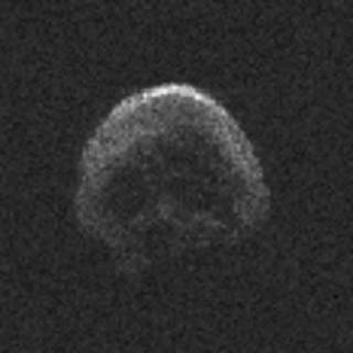 這顆彗星外形酷似骷髏頭，表面甚至可分出眼鼻。