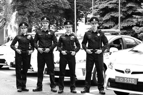 烏克蘭新警察在警車旁帥氣亮相。