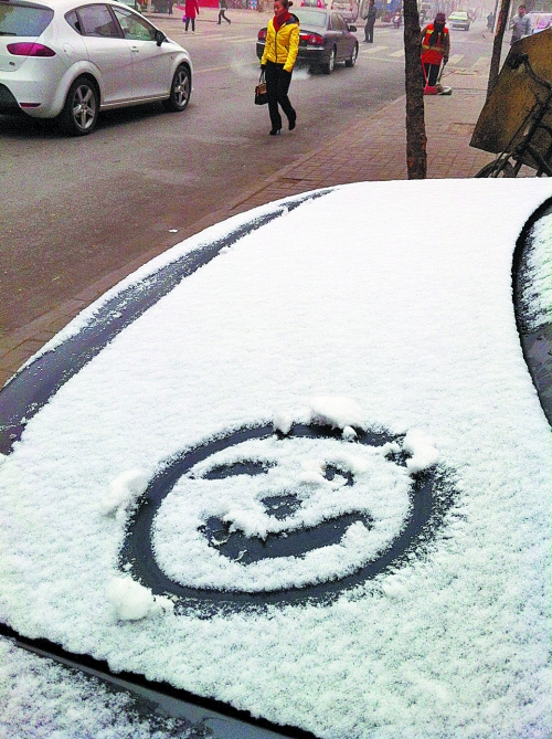 一月十五日上午，有汽車披著一身的雪裝，從經(jīng)開區(qū)回到市區(qū)。