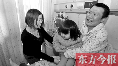 李剛患骨肉瘤急需手術(shù)，最放心不下的就是他的妻子、女兒