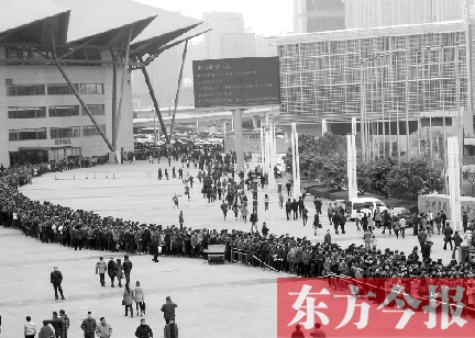 3月2日，在鄭州國(guó)際會(huì)展中心，河南省春季人才招聘會(huì)舉行，六萬(wàn)五千名求職者扎堆求職