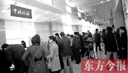　昨天，在鄭州市房管局辦稅柜臺，迎來絡(luò)繹不絕辦理業(yè)務(wù)的市民