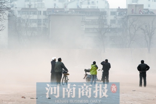 昨天下午，市區(qū)飛沙走石，揚塵嚴重