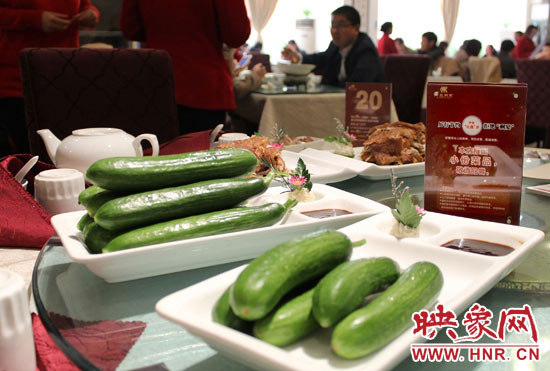 3月22日，阿五美食英協(xié)路店的服務員為我們展示大份菜品和小份菜品