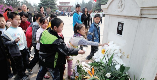 昨天上午，來(lái)鄭州市烈士陵園祭掃的小學(xué)生將百花擺放在吉鴻昌烈士墓前